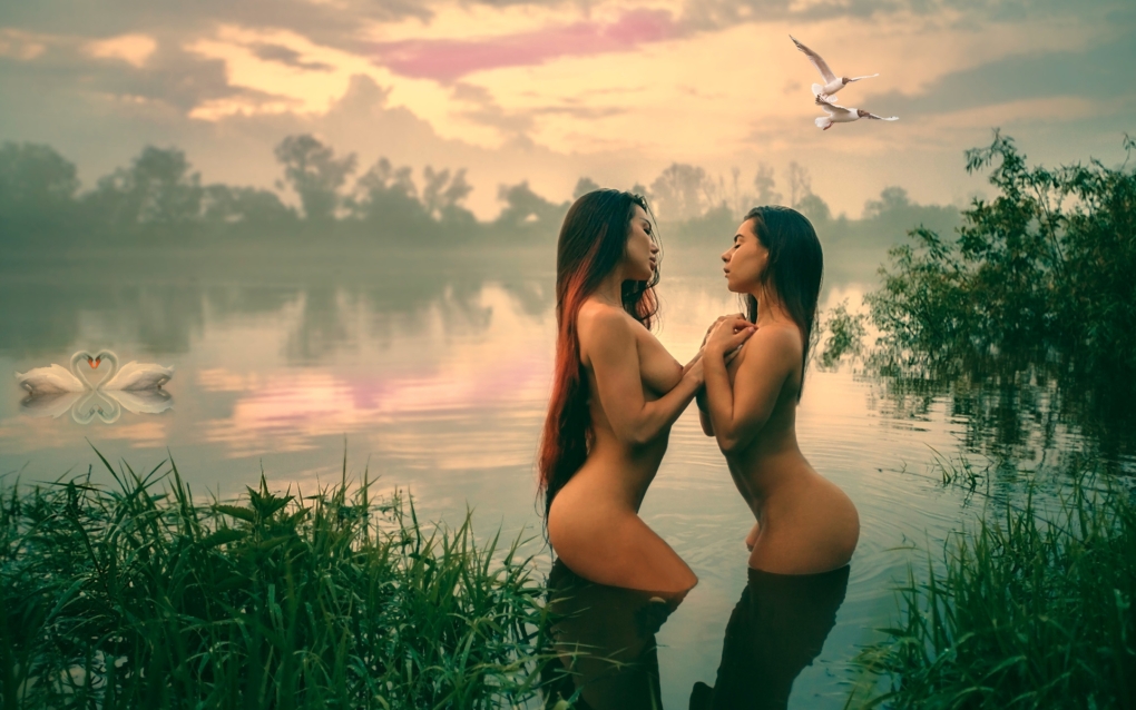 Голые мужчины и женщины на природе