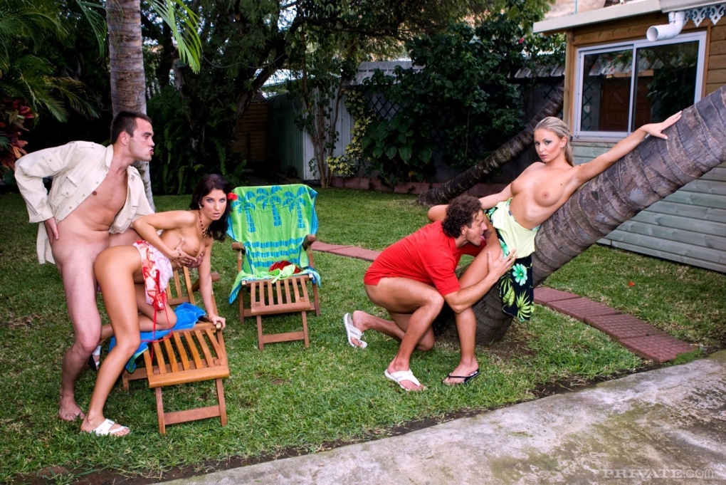 Голые ебутся на природе