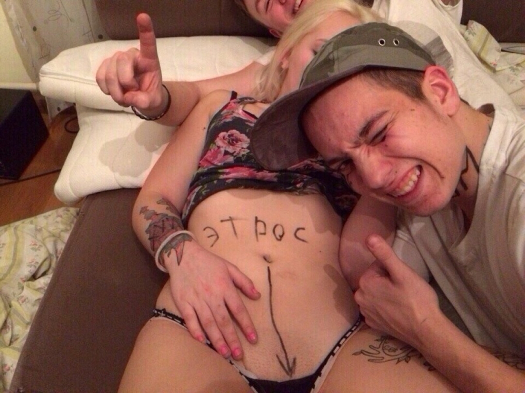 Показала сиськи на вписке