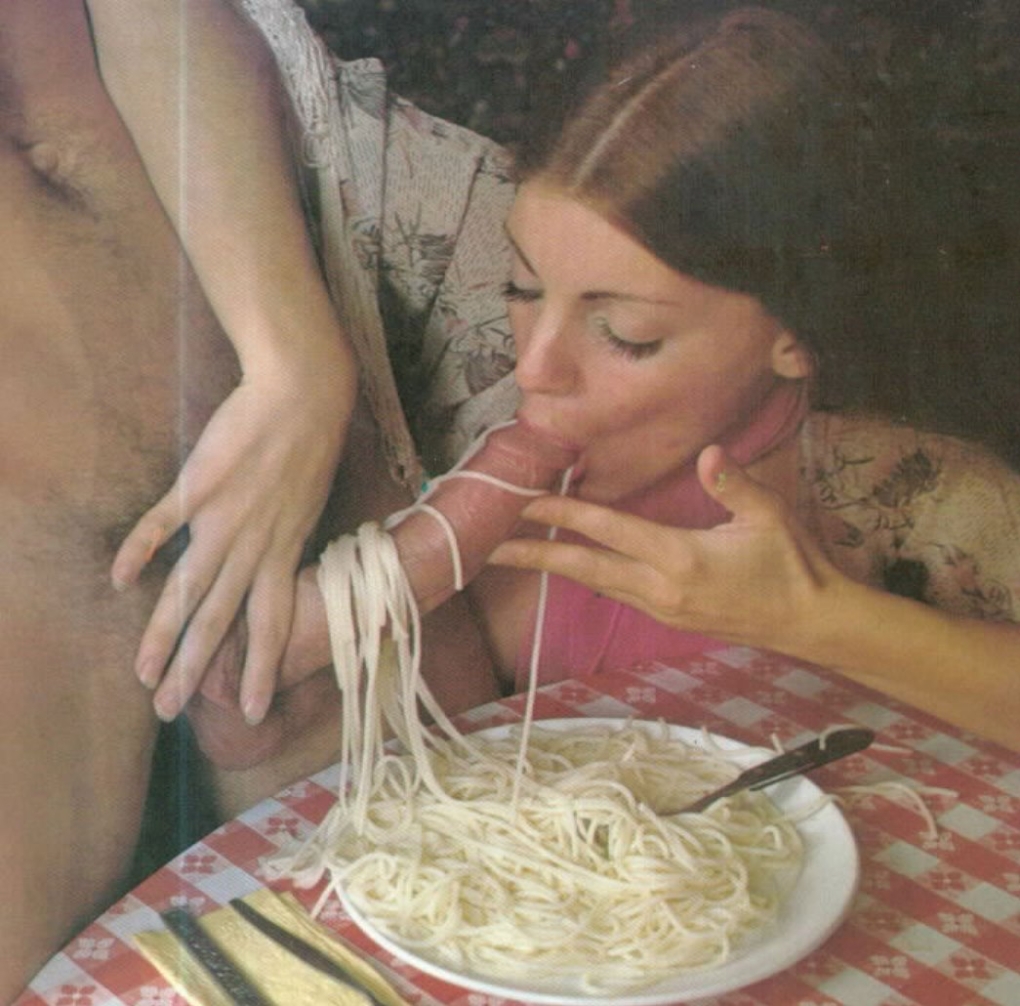 Голые красавицы на кухне