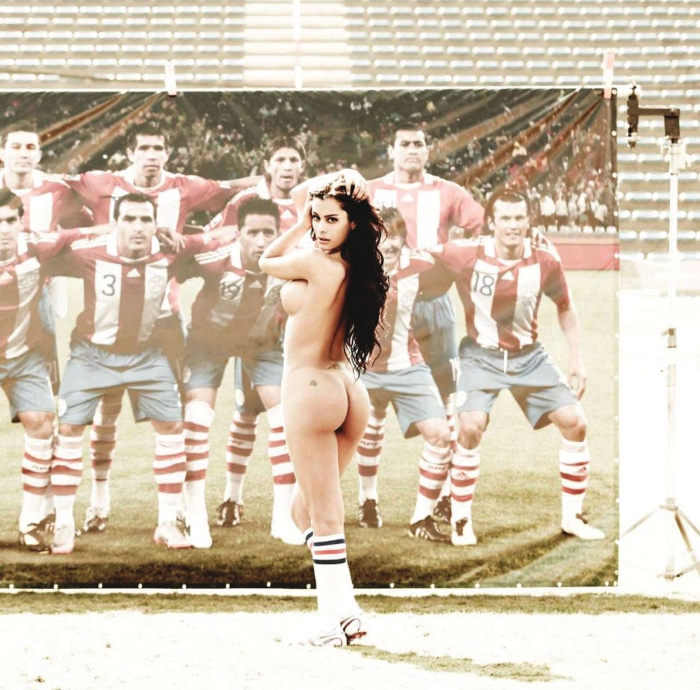 Лариса Рикельме топлес