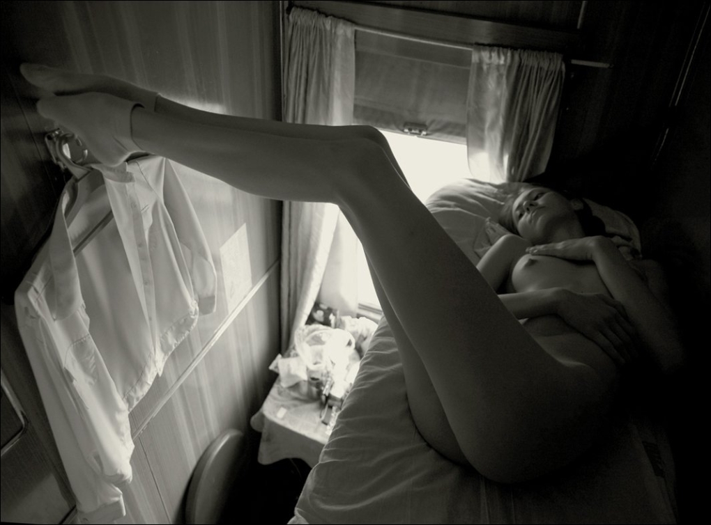 Женщины в электричке голые