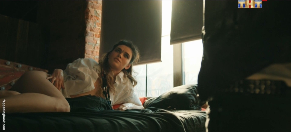 Цыганки молодые, обнаженные.