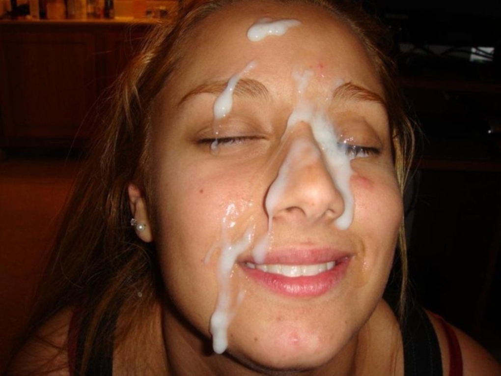 Девушке накончали на лицо домашнее