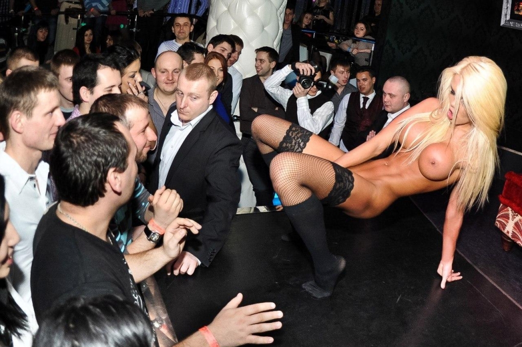 Панк концерт голые бабы