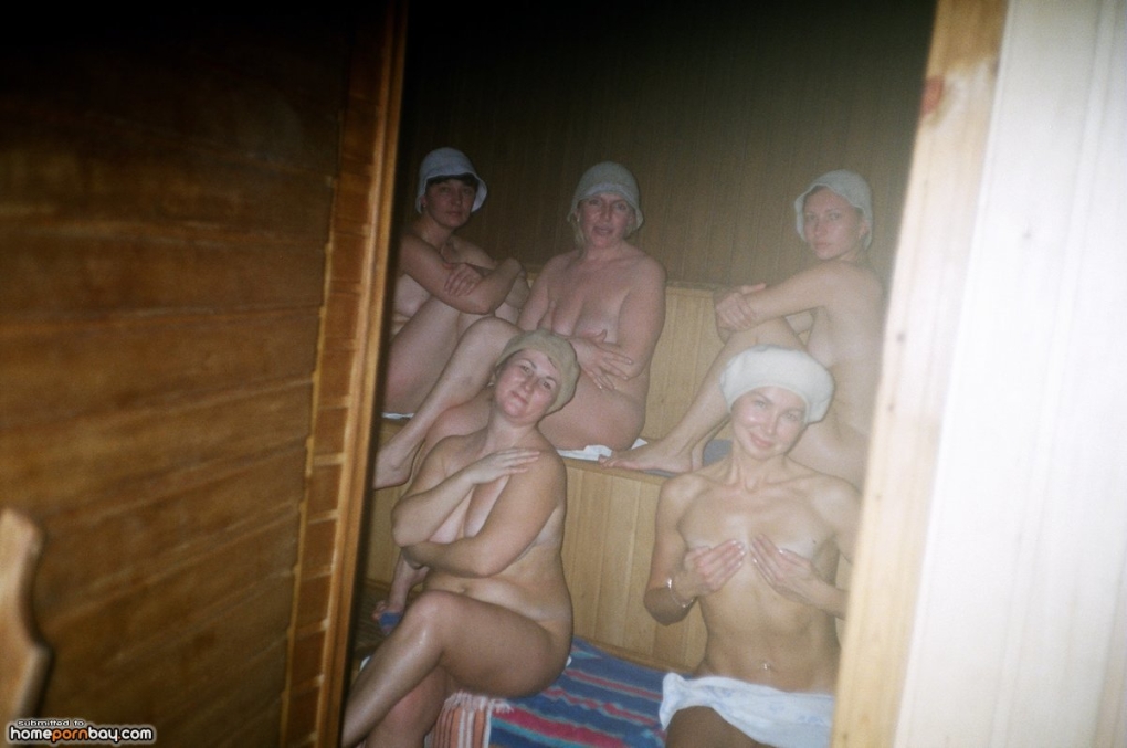 Красивые голые женщины в бане