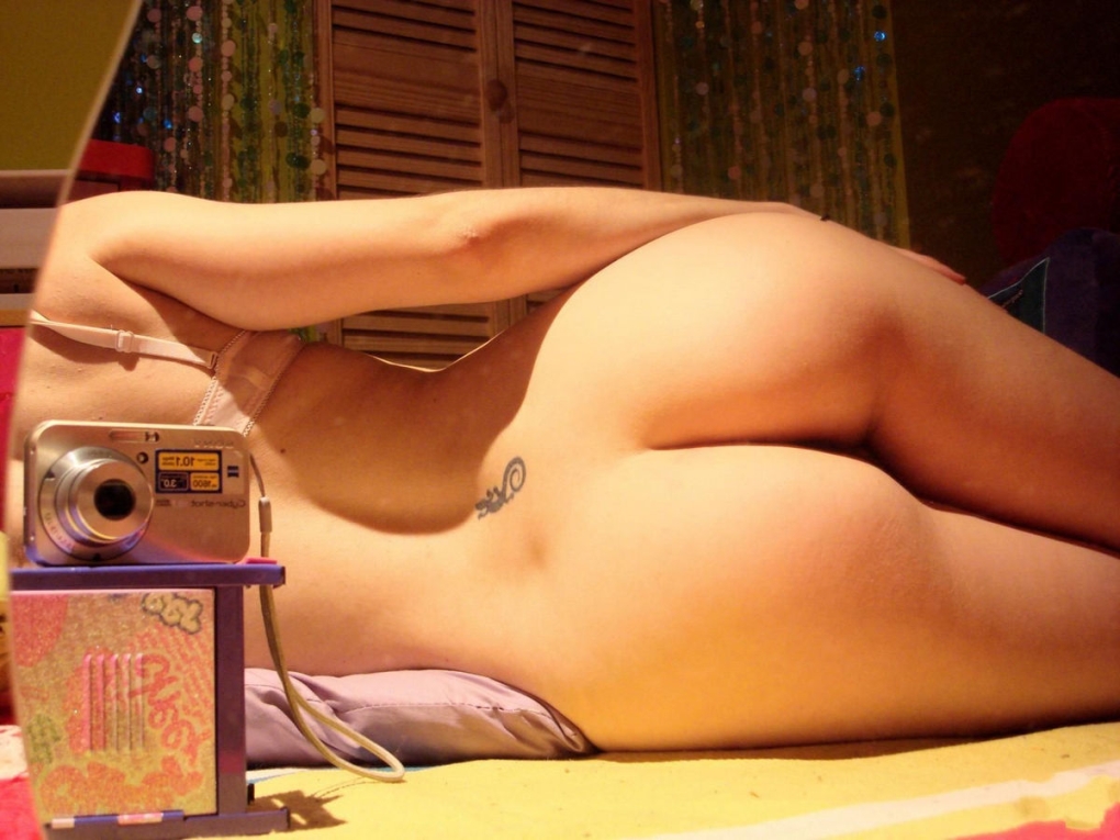 Голая в ванной перед зеркалом