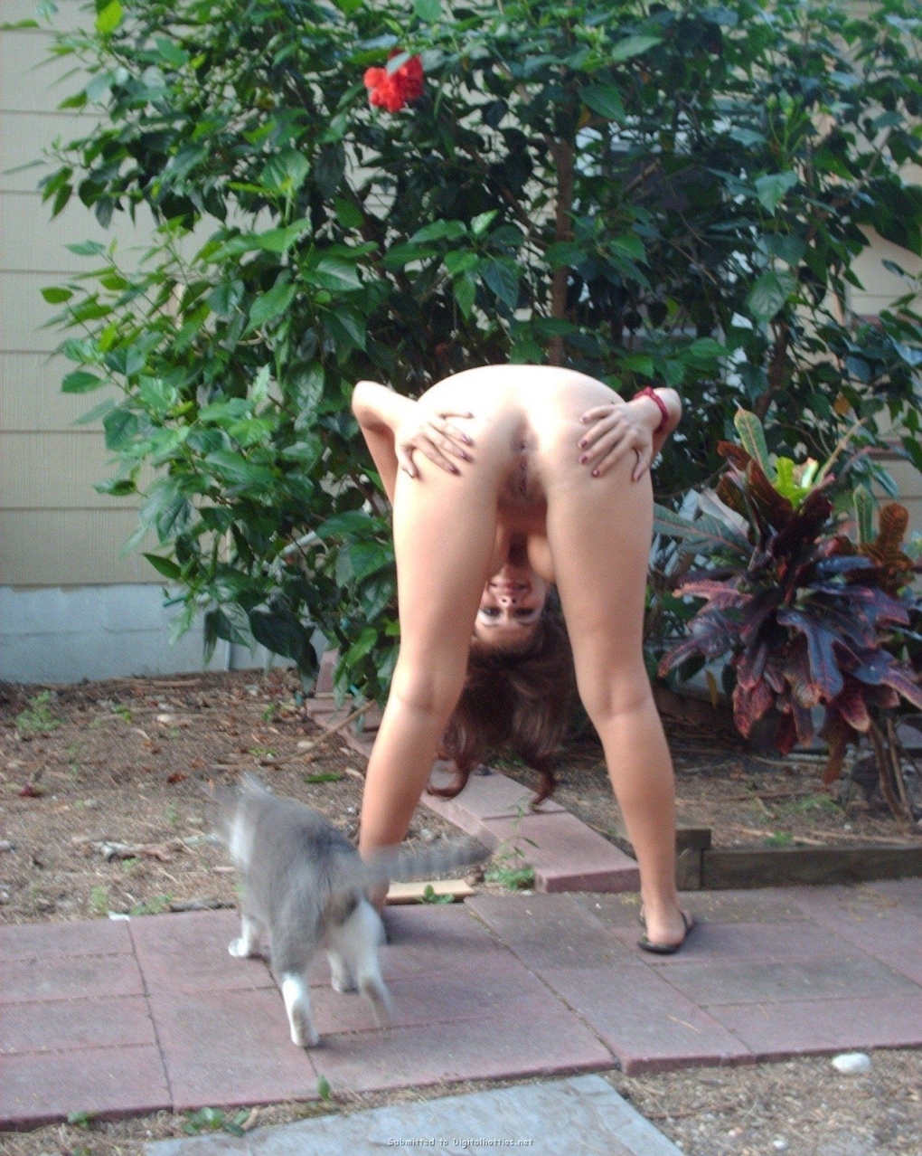 Девушки на даче без трусов