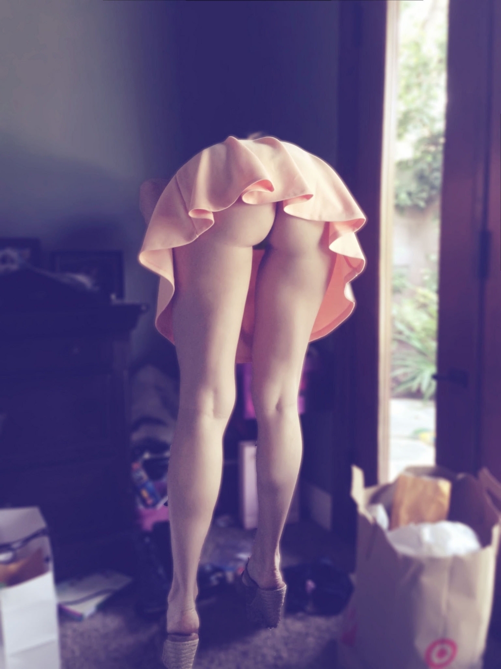 Зрелая нагнулась без трусов