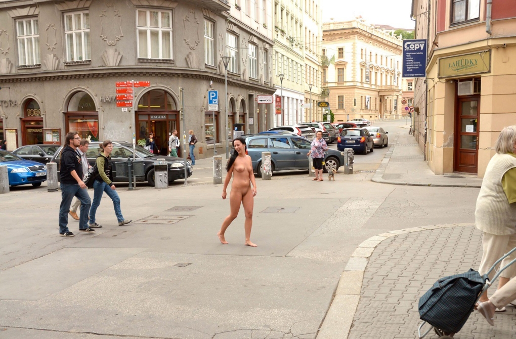 Девушки раздеваются на улице