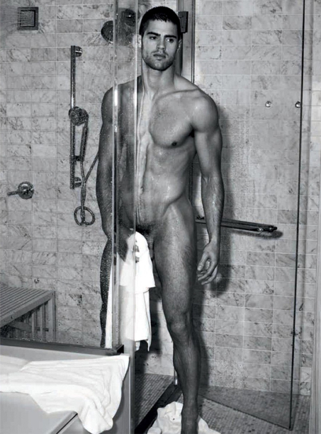 Голый мужчина в душе Соло домашнее