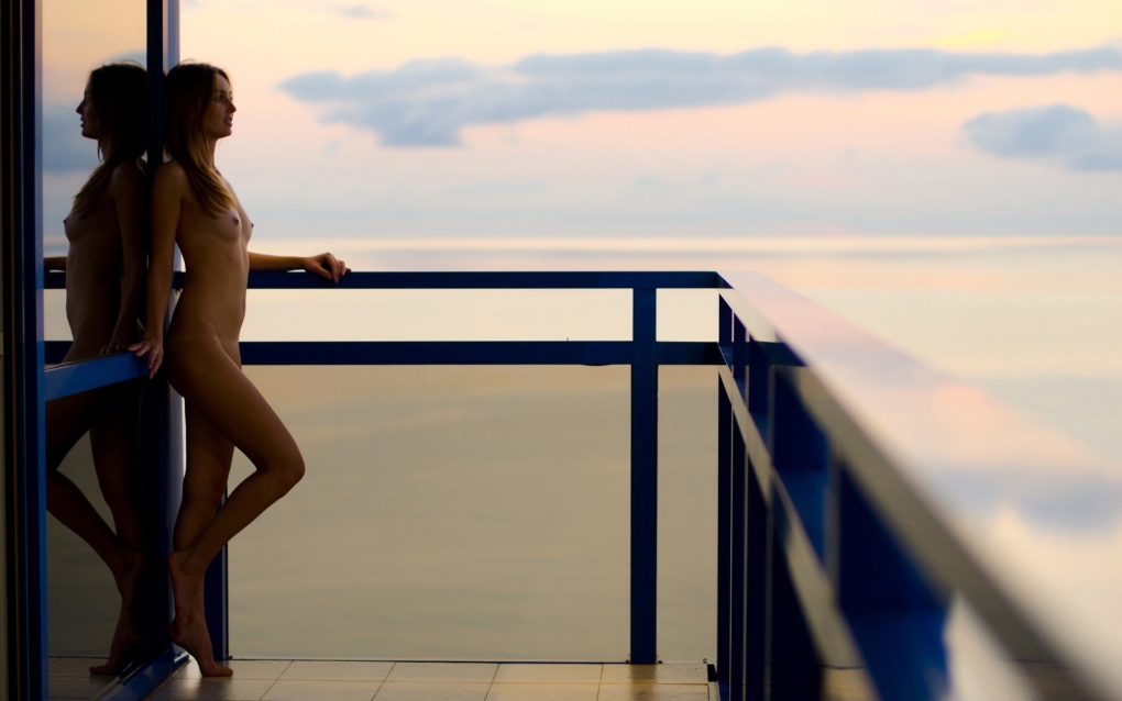 Голенькие девушки на балконе