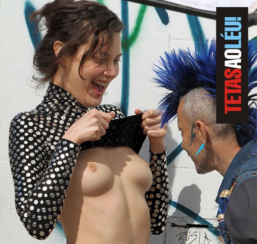 Случайно засветила грудь