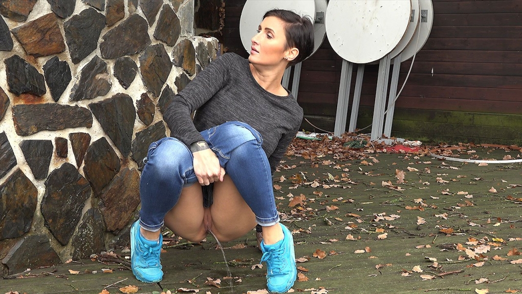 Девушка ссыт на корточках