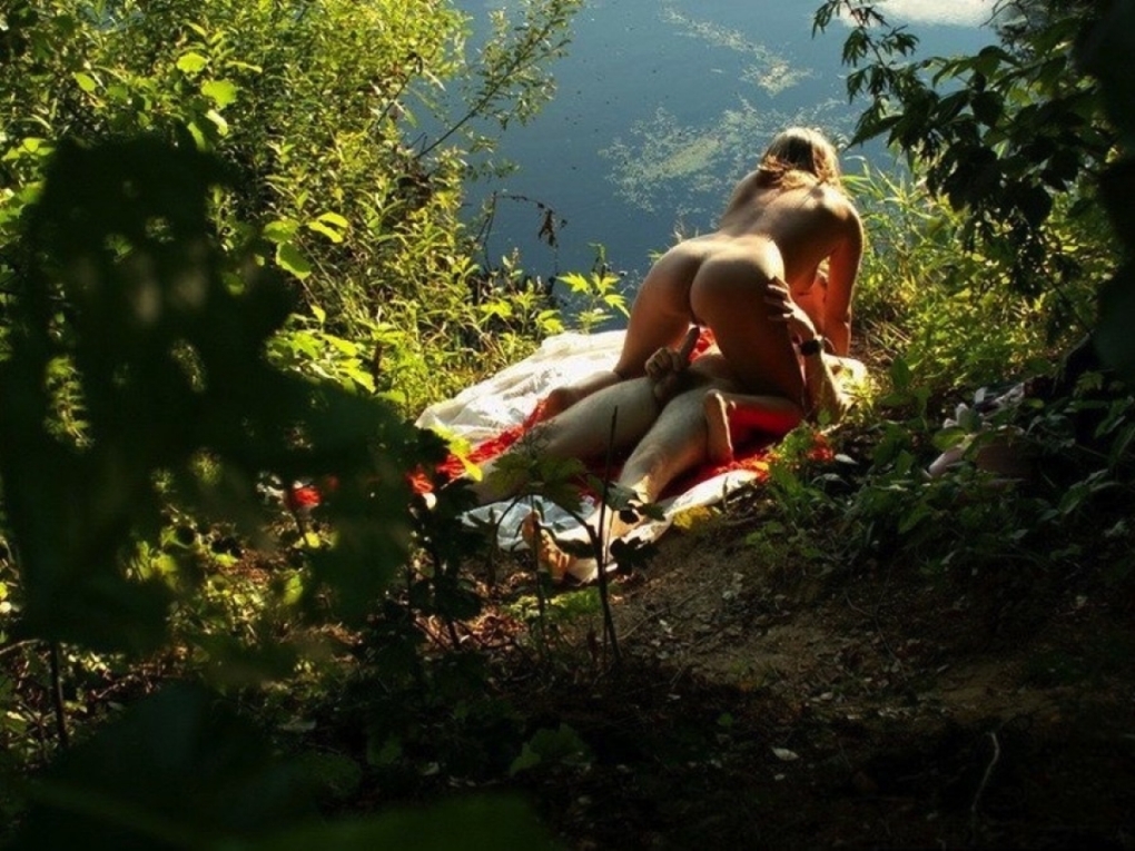 Голые девки ебутся на природе