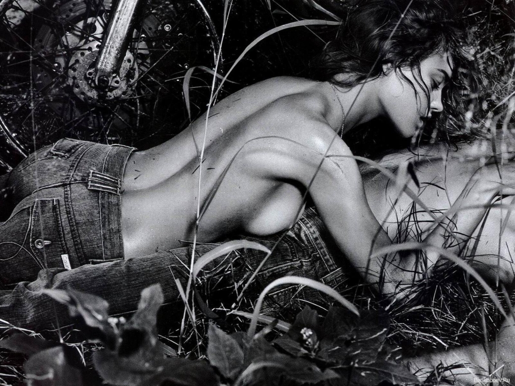 Люди голышом на природе