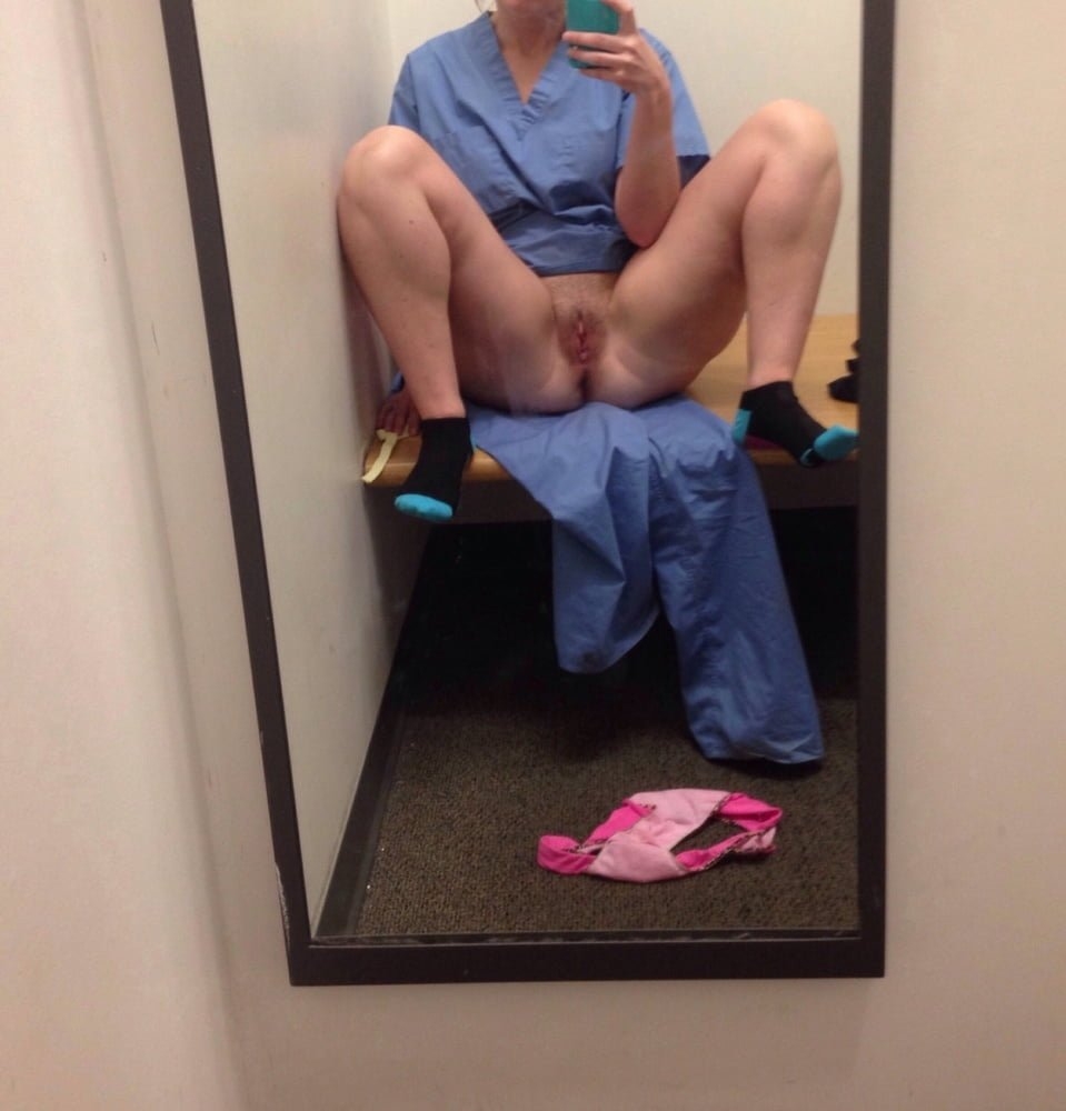 Голая блондинка перед зеркалом