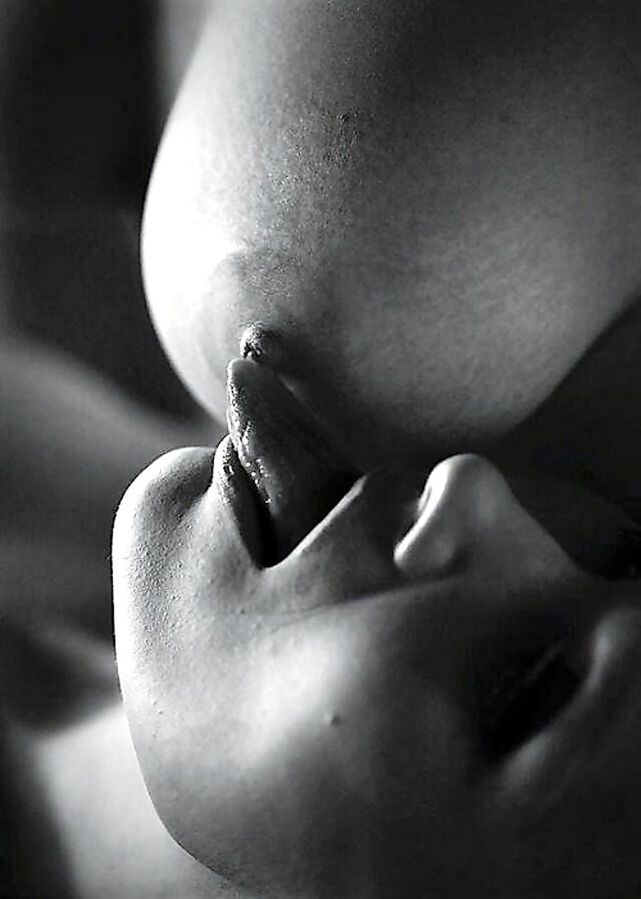 Девушка лижет грудь девушке