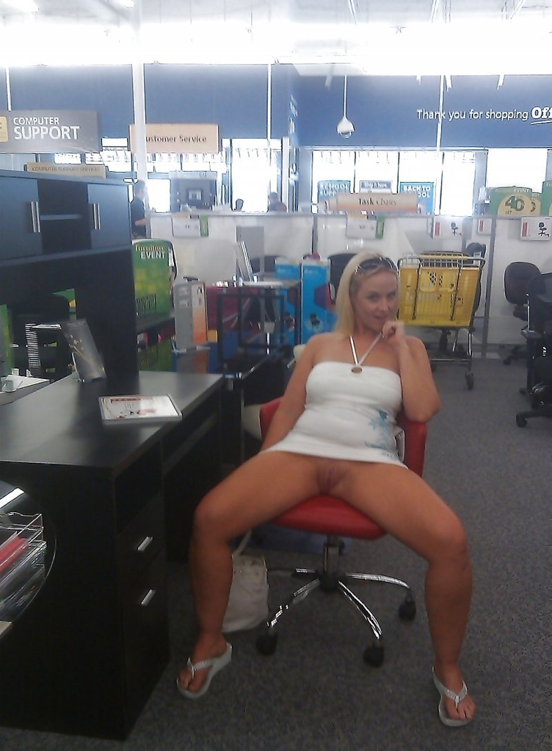 На рабочем месте без трусов