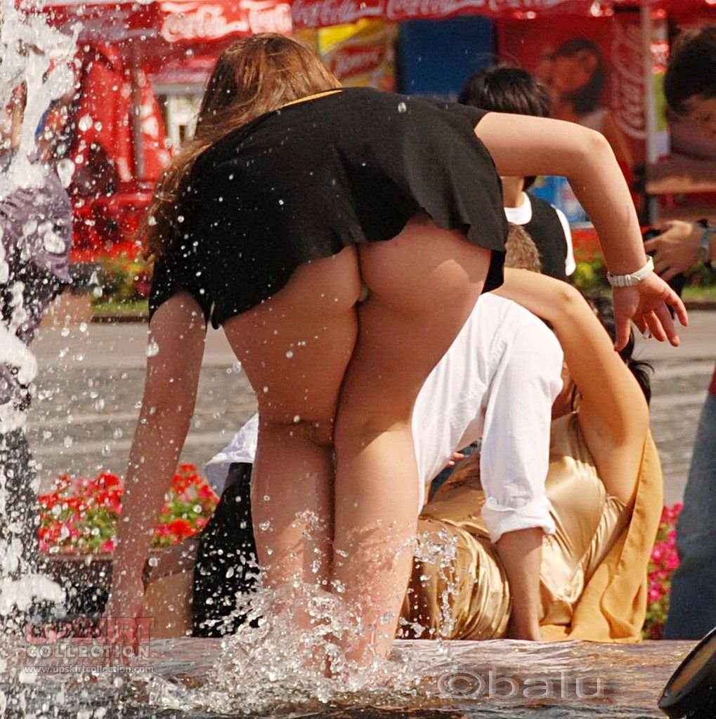 Девушки в коротких юбочках без трусиков