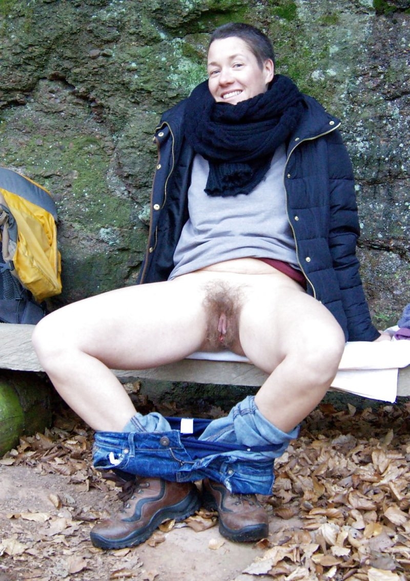 Голые старушки на природе