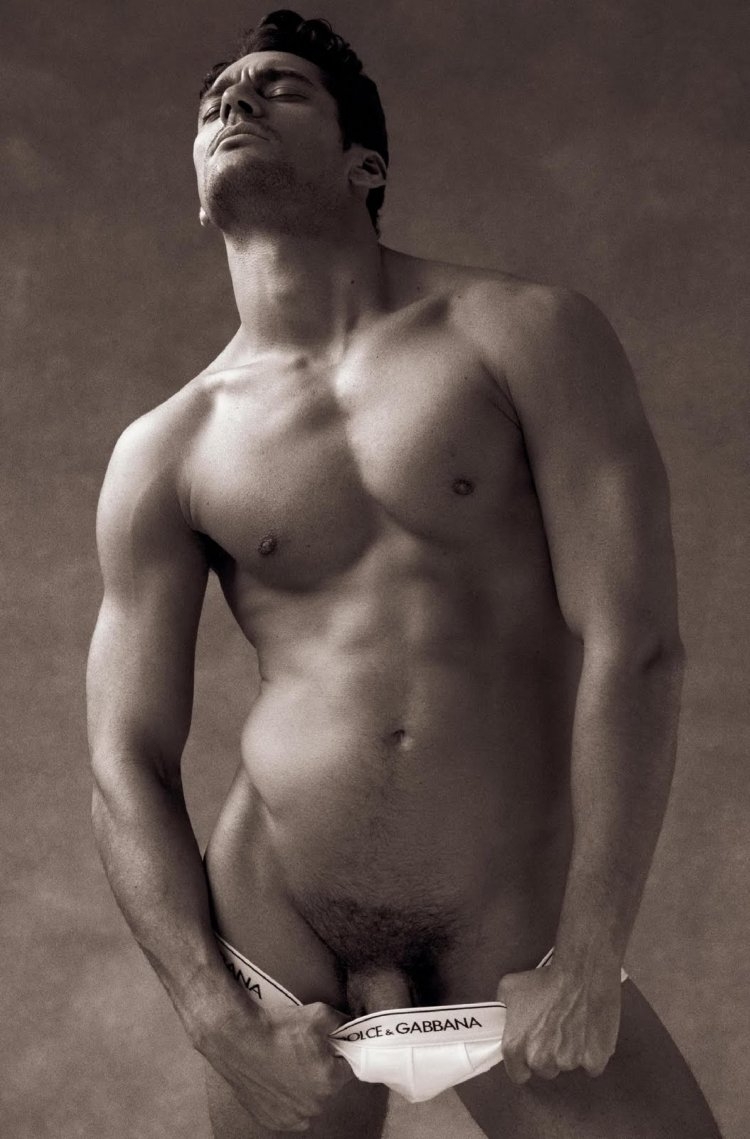 Красивые позы голых парней