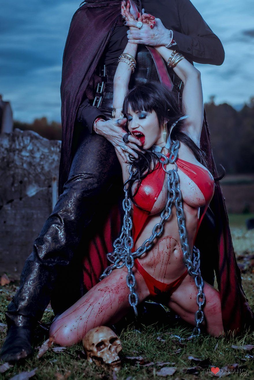 Эротический косплей вампирши