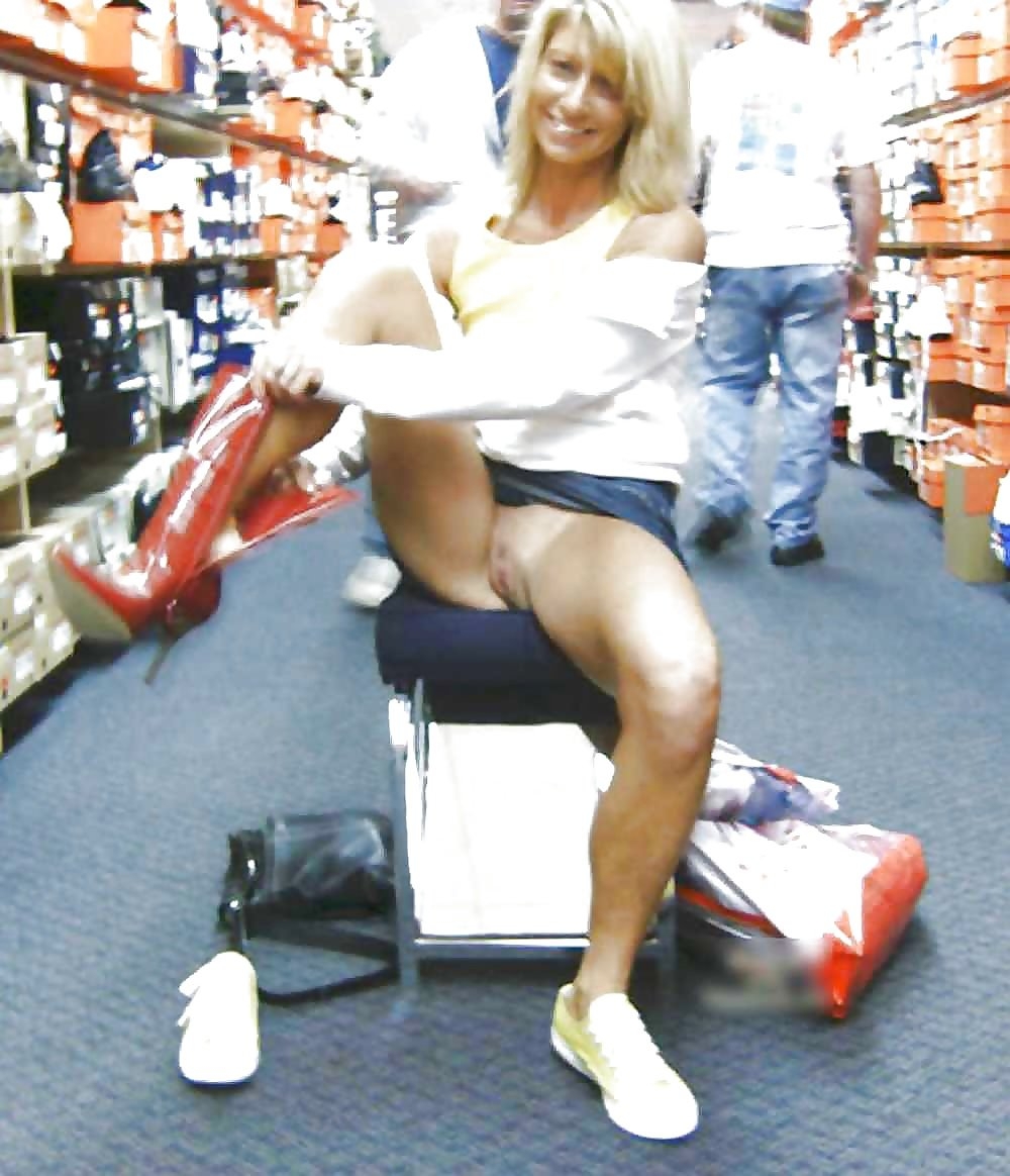 Под юбкой в обувном магазине без трусов