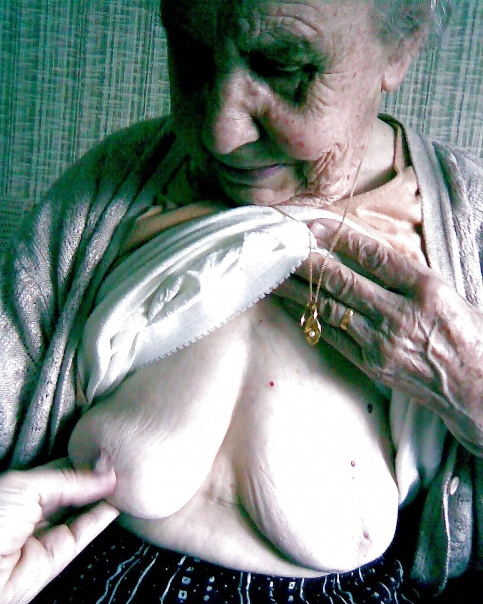 Очень Старая бабка показывает сиськи