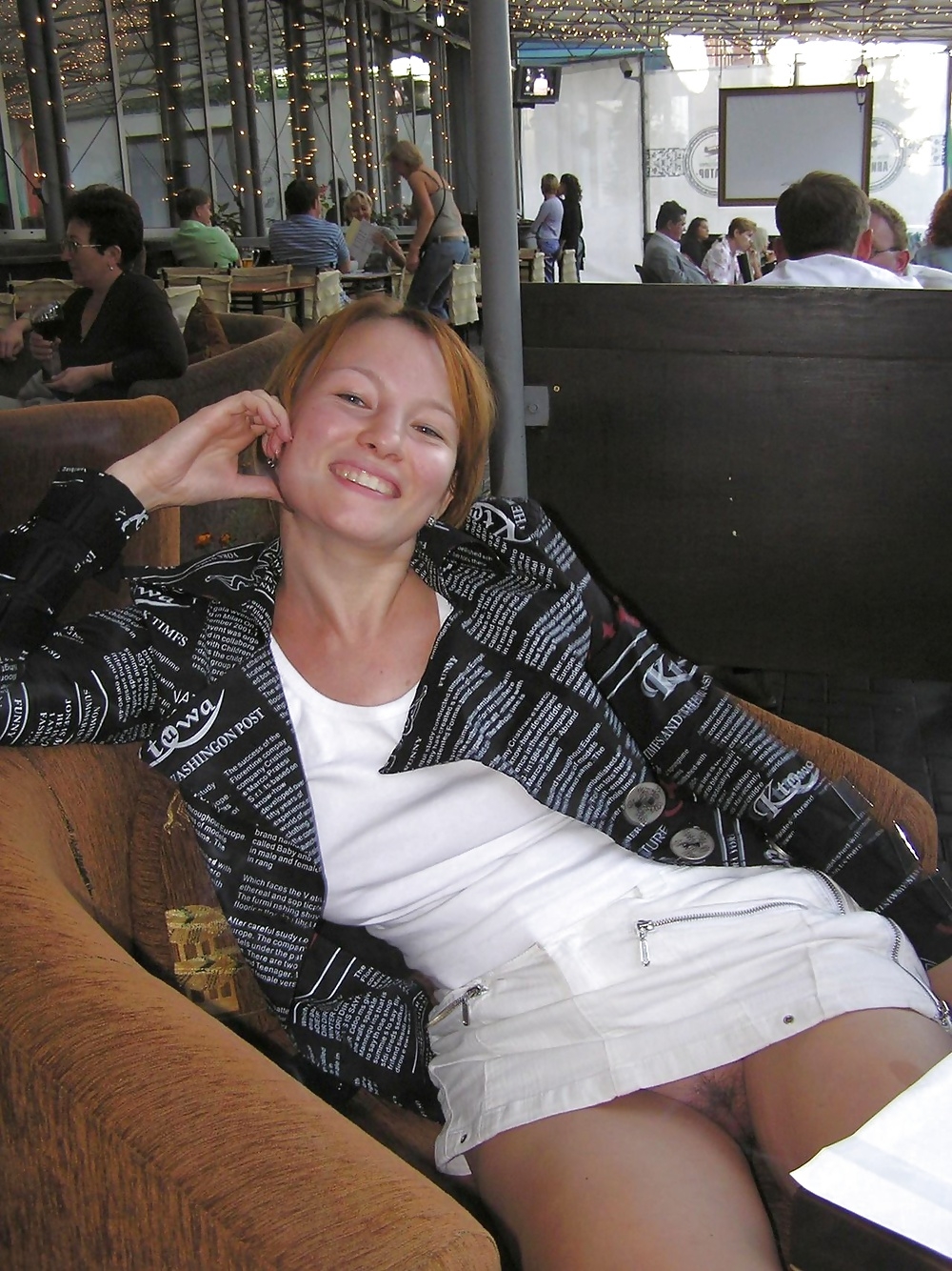 Зрелая в офисе без трусов