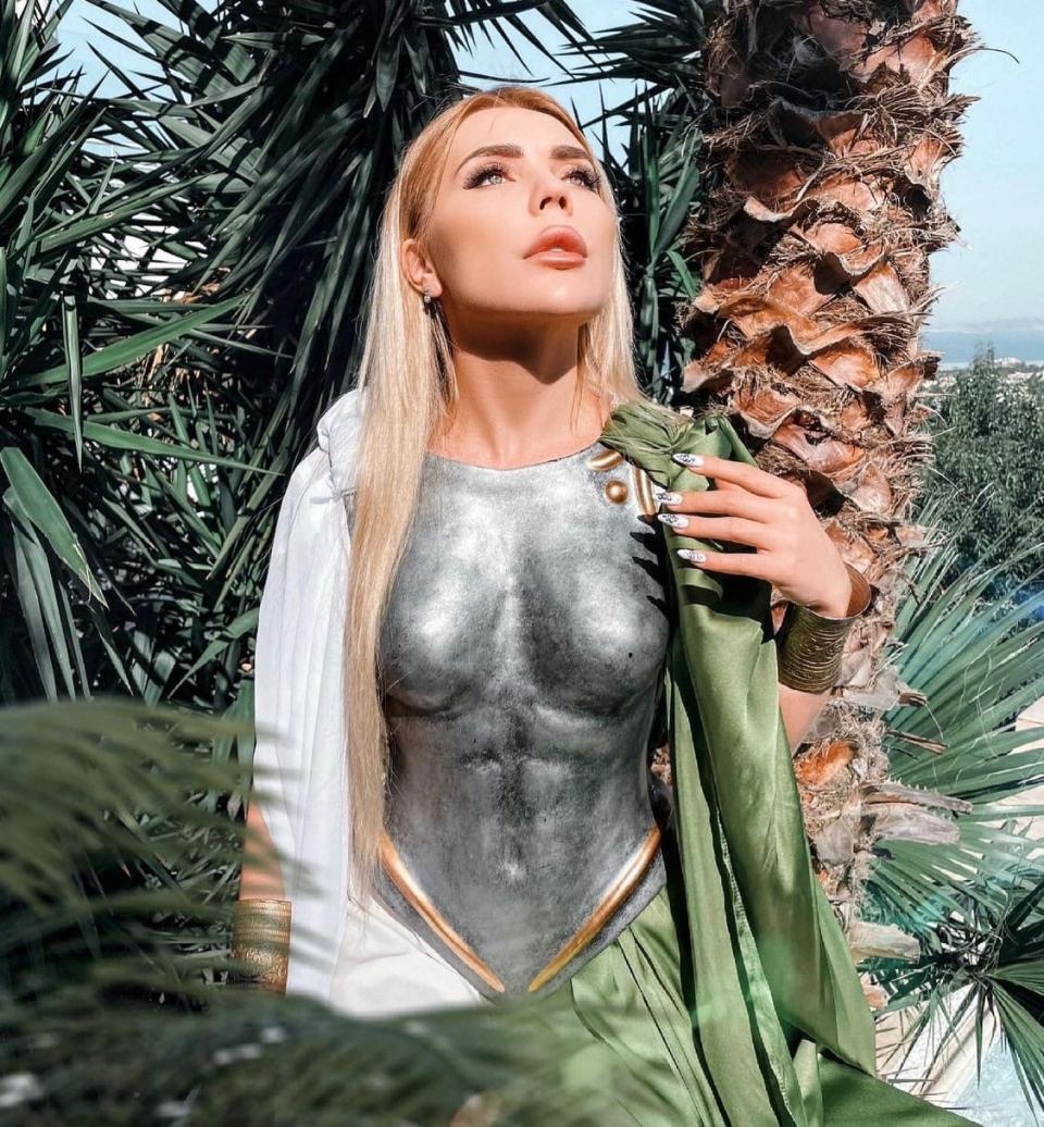 Карина Лазарьянц в купальнике