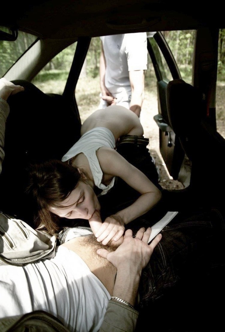 Страстный отсос в машине