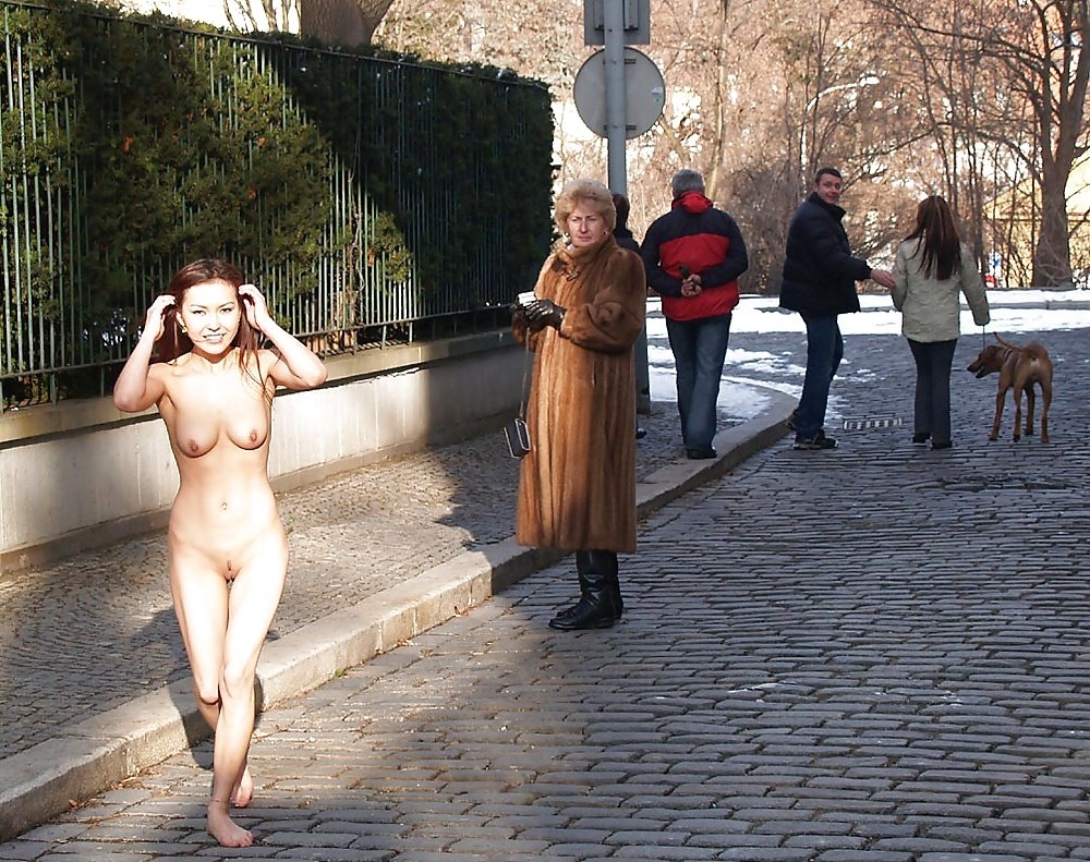 Девушки голышом на публике