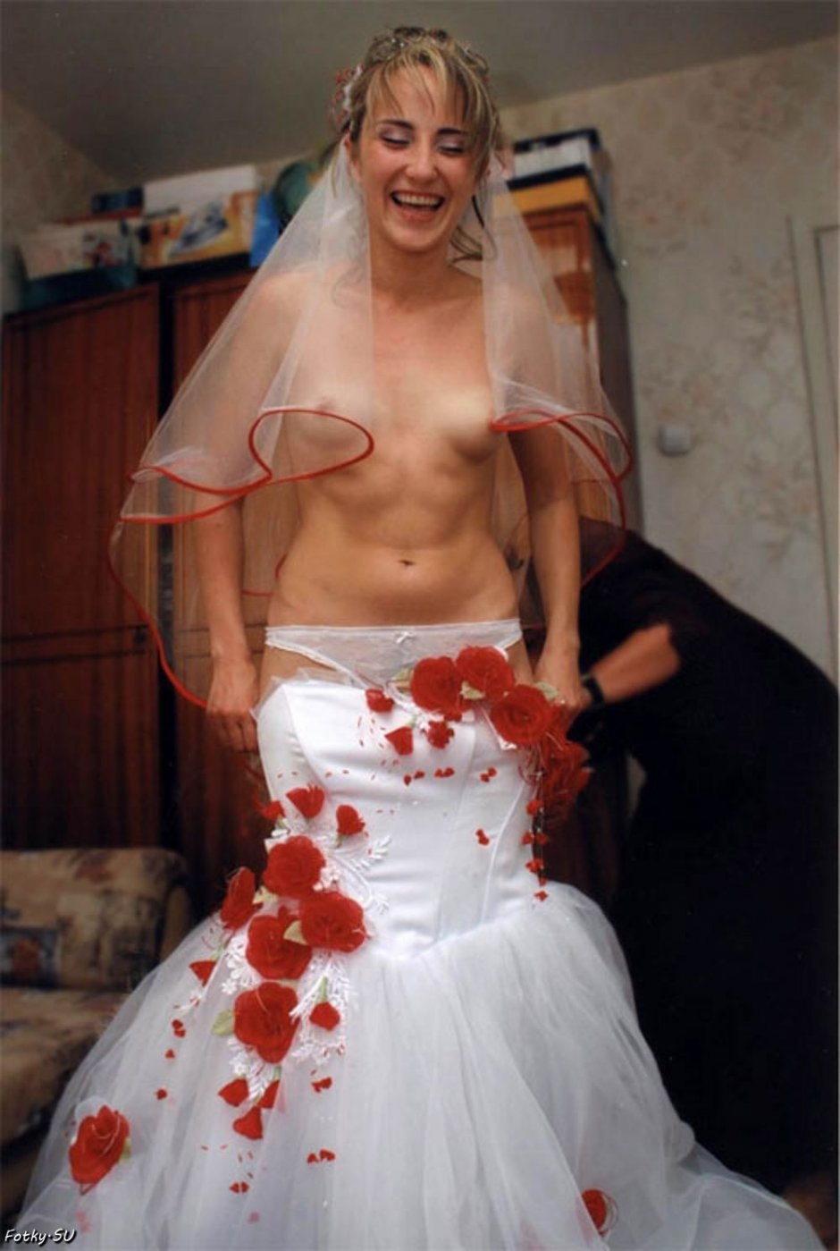Голые невесты подсмотрели