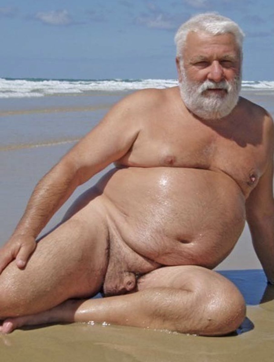 Голые толстые мужчины на пляже