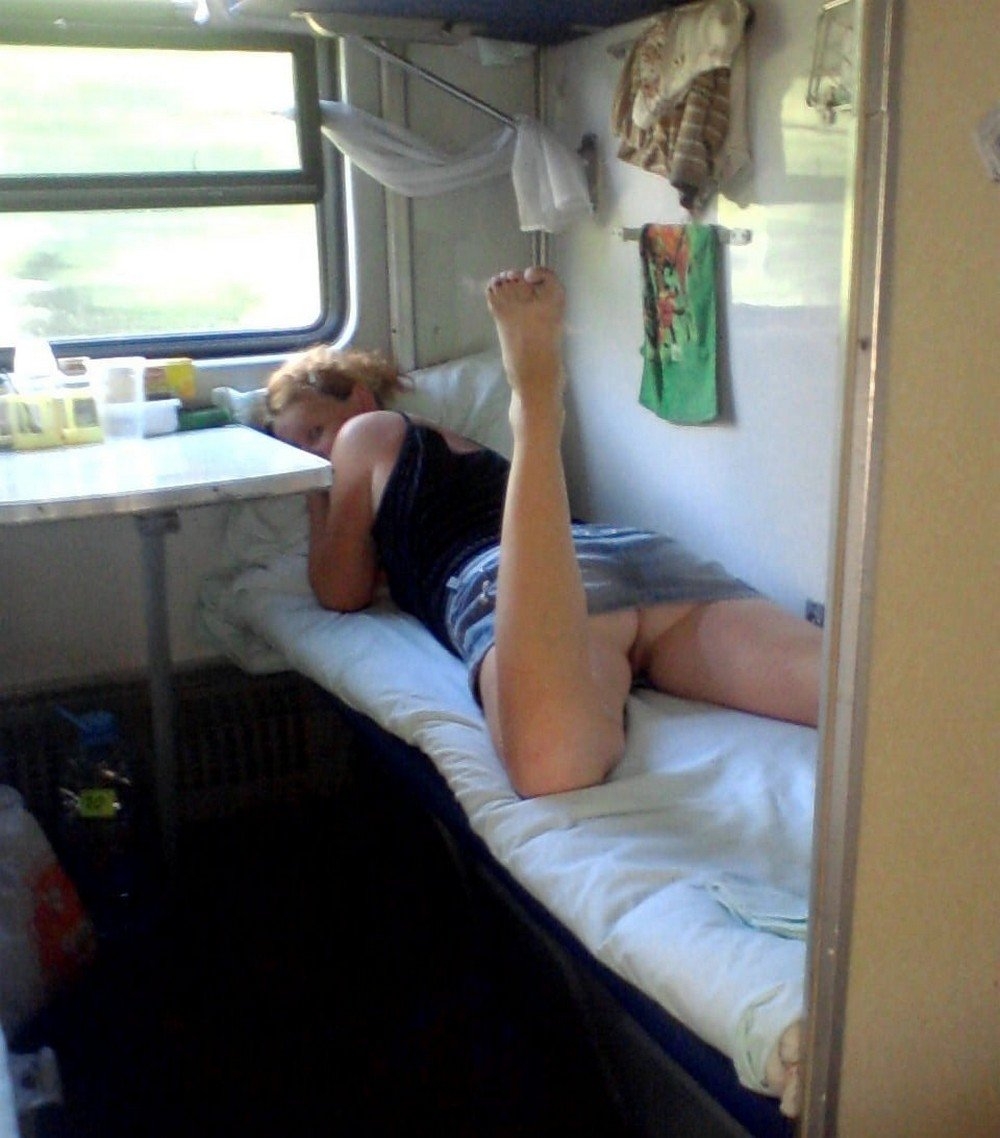 Голая в плацкарте (83 фото)