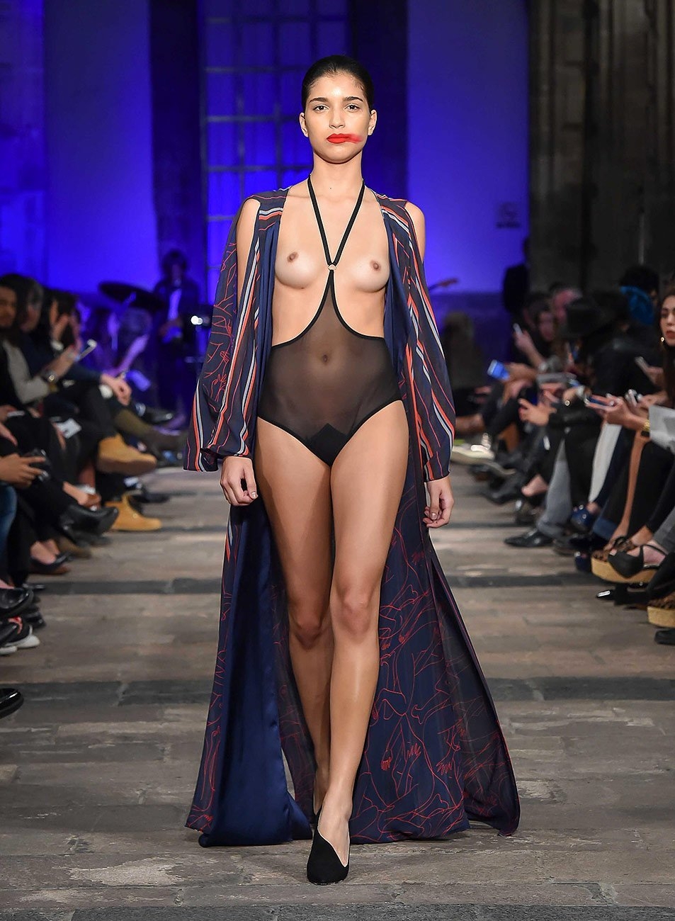 Модный показ с голой грудью