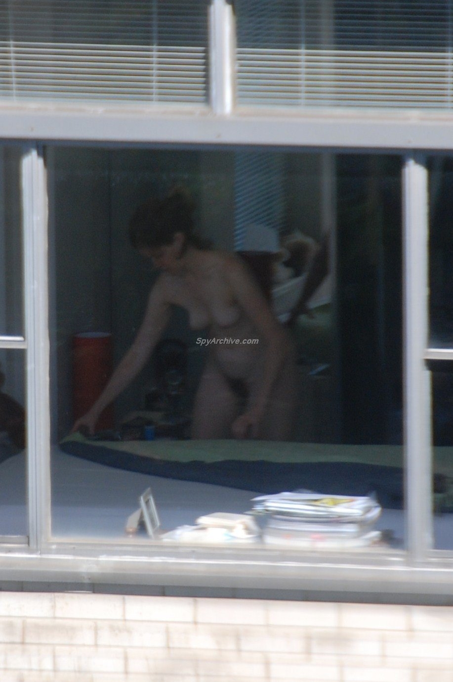 Голая женщина в окне напротив