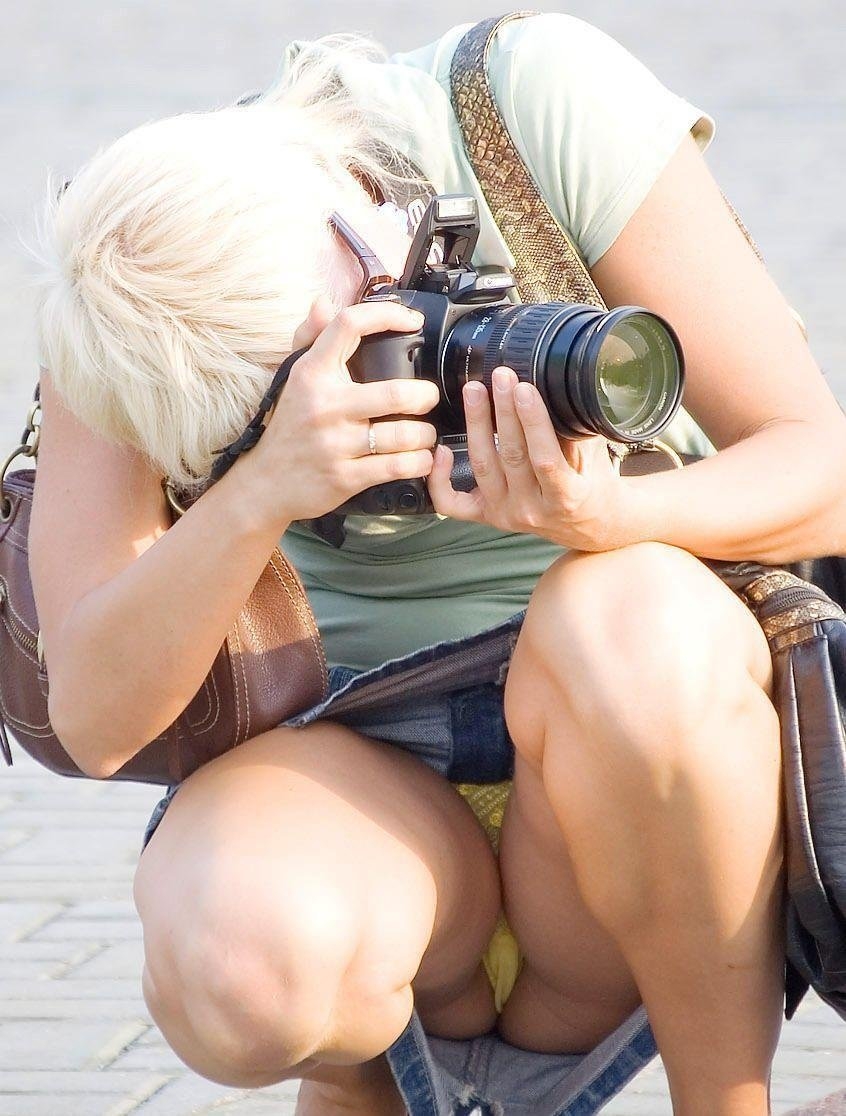 Трусики под юбкой в офисе