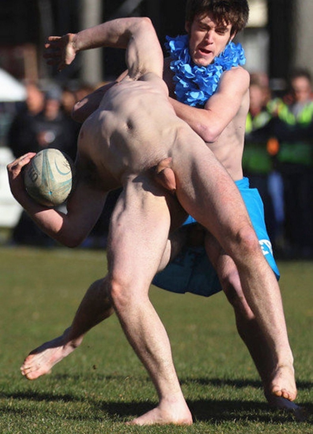 Отсасывает огромный член на пляжу