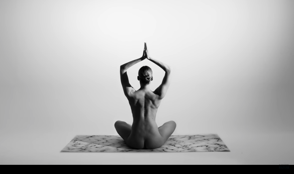 Голые девчонки в позе лотоса