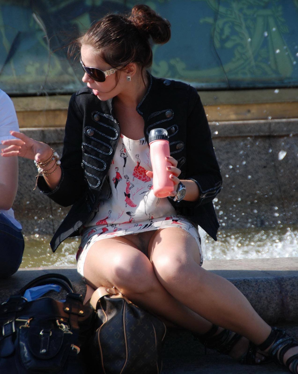 Голые попы под юбкой (80 фото)