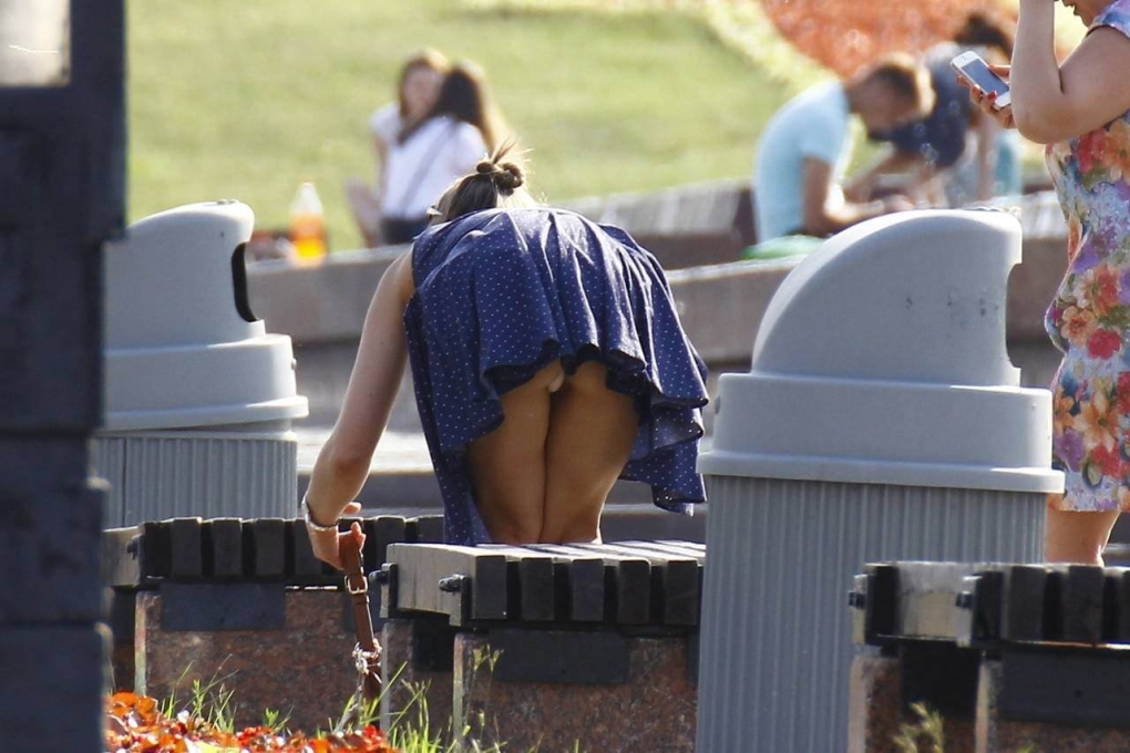 В микро юбке без трусиков