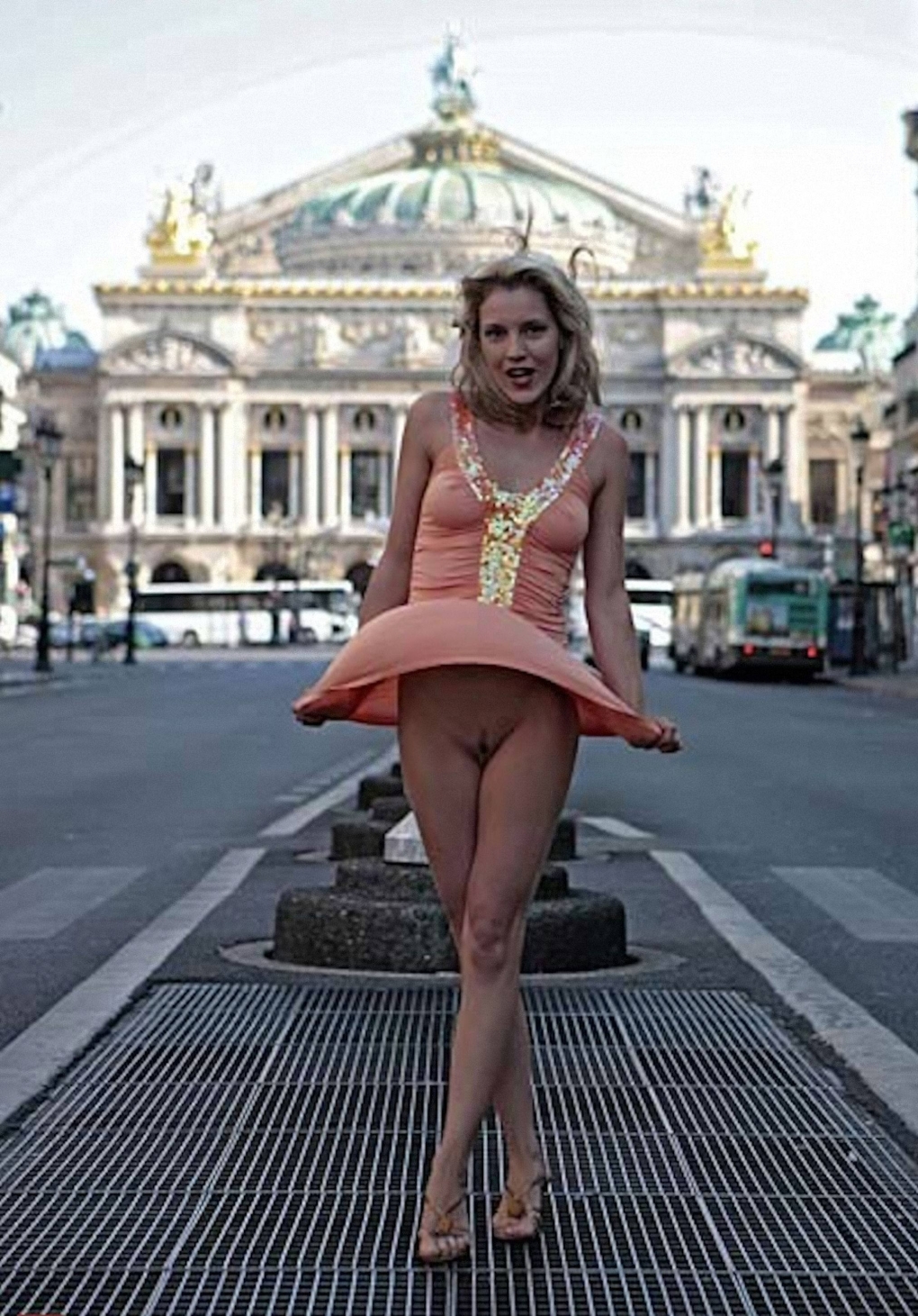 Девушки в юбках без трусов