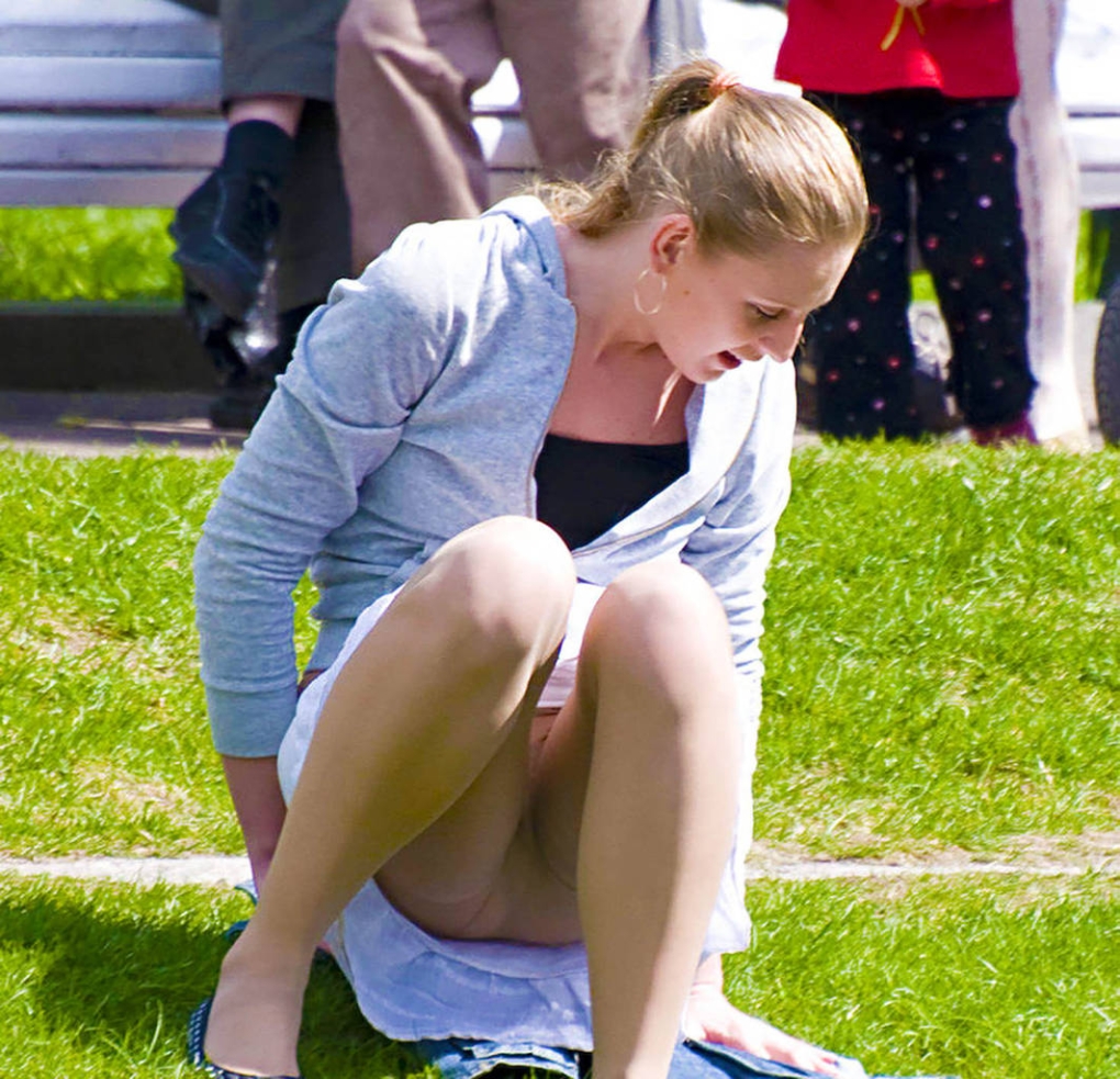 В колготках без трусиков на улице