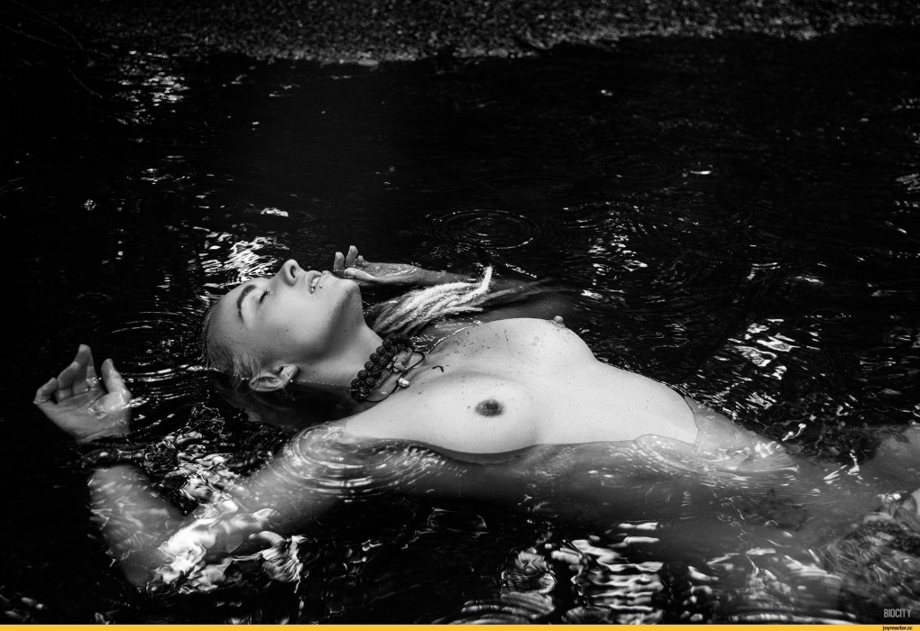 Художественное ню в воде