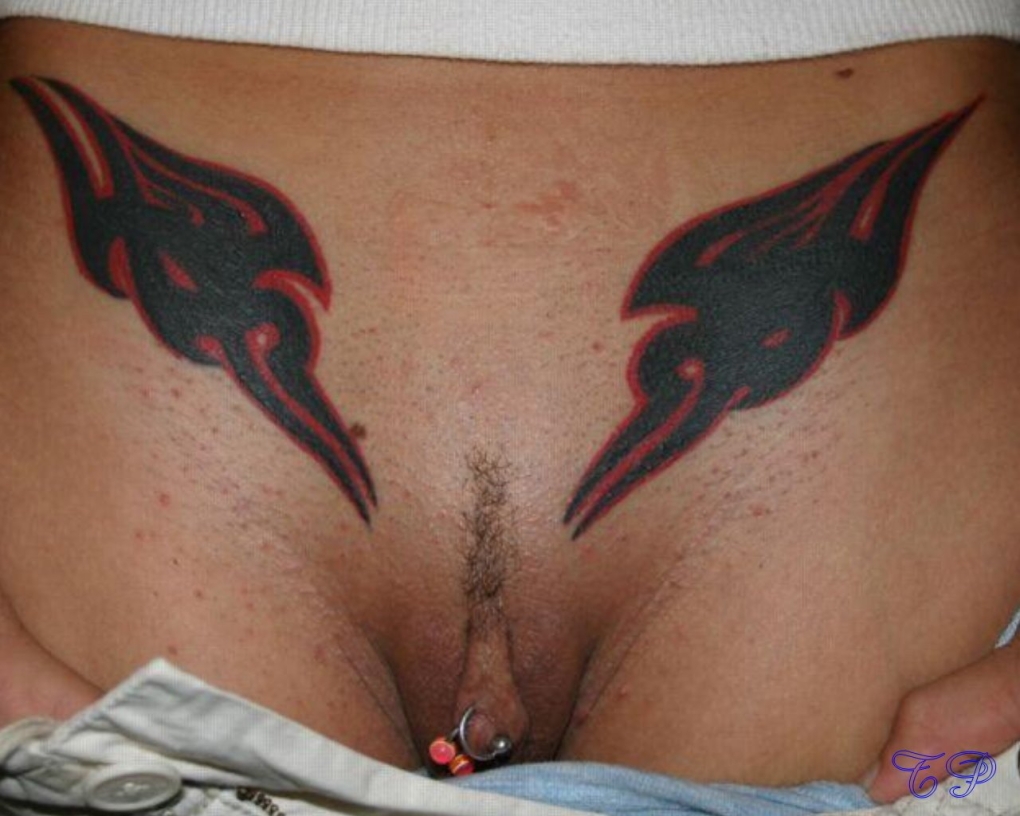 Порнозвезда с татуировкой на лобке