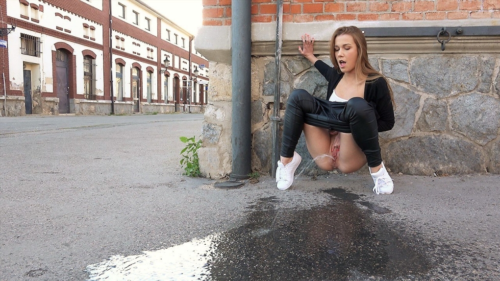 Девушка ссыт на публике