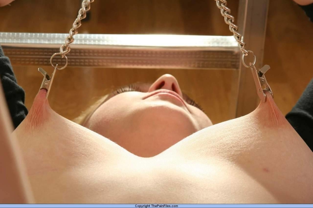 Бдсм подвесили за сиськи