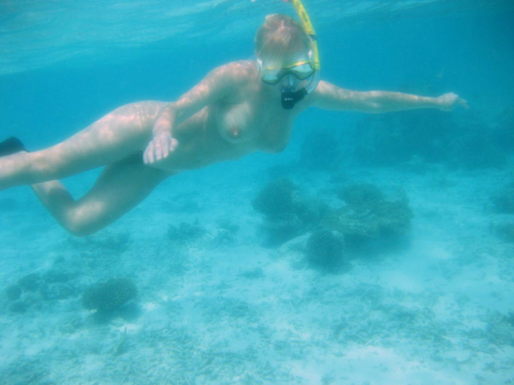 Огромные сиськи под водой